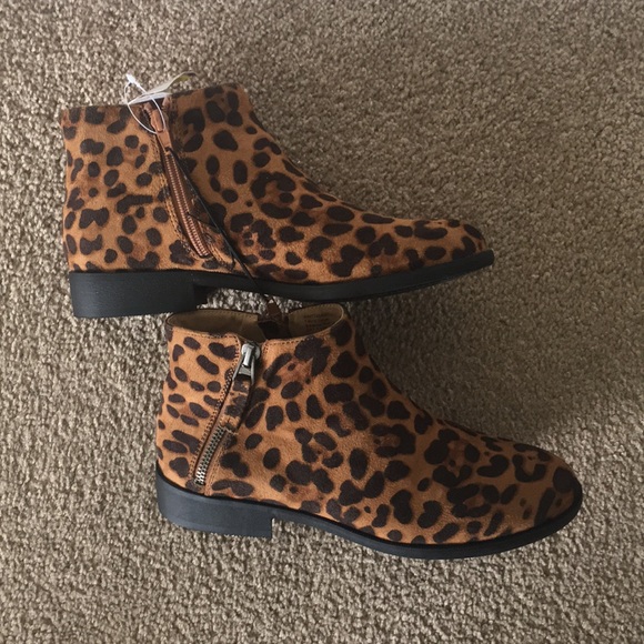 “Time and Tru” leaped print booties; size 7 1/2 - Picture 2 of 11